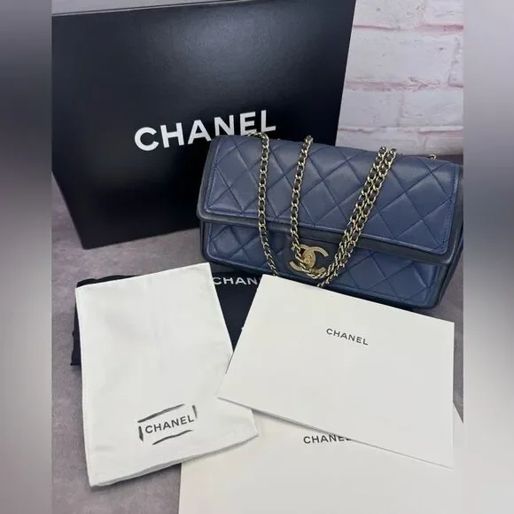 CHANEL Lambskin Quilted Medium Graphic Flap Navy Black - Picture 2 of 16